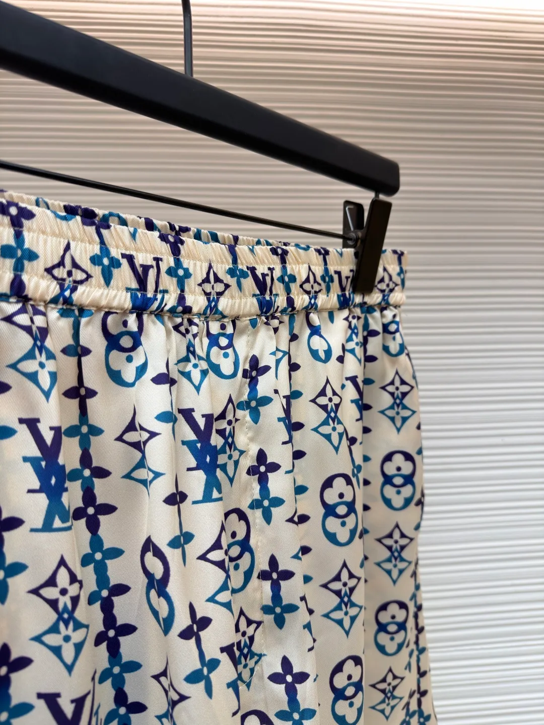LOUIS VUITTON Overlap pattern printed mulberry silk shorts ●Original version: purchased and developed by 13667 ●Item number: 1682541-A60 ●Fabric: cotton fabric ●Technology: printing production ●Color: apricot ●Version: fitted version ●Weight: about 165 grams ●Size: 46-48-50-52 ●Description: These all-over presbyopia shorts are made of high-count silk blended fabric. The fabric is pre-washed and feels smooth and soft. It has good breathability and drape, and is comfortable and non-restrictive when worn next to the skin. The classic presbyopia pattern printed all over the body is made using digital direct printing technology. The colors are distinct and the pattern is precise. It is not easy to fade or smudge after high-temperature fixation treatment. The presbyopia elements are neatly arranged to show brand recognition. The shirt is designed with a Cuban collar, the neckline is smooth and natural, and the buttons at the placket are made of custom mother-of-pearl buttons, which have a warm and shiny texture. The overall cut is a loose silhouette, the shoulder joints are straight and fine, the cuffs are designed with short sleeve cuffs, customized accessories and three labels are complete, and the details and craftsmanship show the level of luxury. It is suitable for various wearing scenarios such as leisure vacations and daily outings. The overall wiring is straight and delicate, the fabric is comfortable and soft, and the color is consistent without color difference. It can be matched with the same style to create a fashionable look and control various occasions. Customized accessories, complete with three standards, same style for men and women!